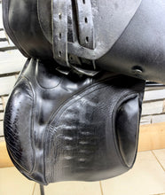 Load image into Gallery viewer, 17” MW Oakland House Saddlery GP/Jump Saddle - Black - Cob Medium Wide
