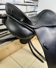 Load image into Gallery viewer, 16 1/2” XW Kes English Dressage Saddle - Black