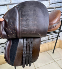 Load image into Gallery viewer, 17 1/2” Medium Santa Cruz Jump Saddle - Brown