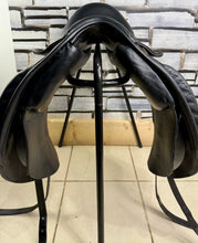Load image into Gallery viewer, 17 1/2” Wide Penwood Close Contact Dressage Saddle - Black