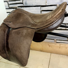 Load image into Gallery viewer, 18” Wide-XW Fylde Show/Working Hunter Saddle -Brown- Suede Top
