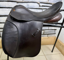 Load image into Gallery viewer, 17 1/2” Wide Paul Jones Working Hunter Saddle -Brown- Suede Seat &amp; Knees