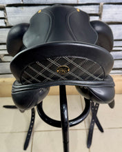 Load image into Gallery viewer, 17 1/2” Wide Stride Free Elite Dressage Saddle - Black