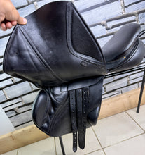 Load image into Gallery viewer, 17 1/2” MW Albion K2 Jump Saddle - Black -Big Blocks- Mega Comfy