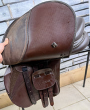 Load image into Gallery viewer, 17” Wide Changeable Gullet Whitaker Overton Jumping Saddle - Brown