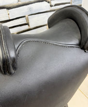 Load image into Gallery viewer, Portuguese Leather Treeless Saddle - Moveable/Changeable Panels - Wide - Black