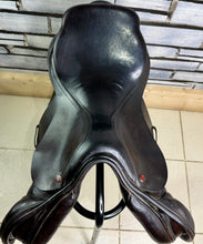 Load image into Gallery viewer, 17 1/2” Medium Albion Kontrol Forward Flap Jump Saddle - Brown