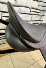 Load image into Gallery viewer, 17 1/2” Wide/Changeable Gullet Wintec GP Saddle - Black - Flocked - Lightweight