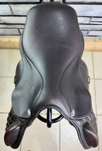 Load image into Gallery viewer, 16 1/2” MW Harry Dabbs Future Monoflap Jump Saddle - Shoulder Free - Brown