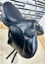 Load image into Gallery viewer, 17 1/2” MW Voltaire Lexington Monoflap Jump Saddle - Black