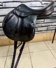 Load image into Gallery viewer, 17” Medium - MW Equipe Synergy Monoflap Jump Saddle - Black