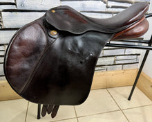 Load image into Gallery viewer, 17” Medium/Changeable Gullet Bates Caprilli Jump Saddle - Brown