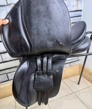 Load image into Gallery viewer, 17” XW/Changeable Gullet Bates Caprilli GP Saddle - Black