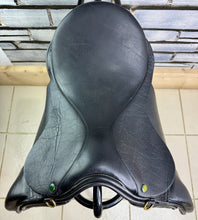 Load image into Gallery viewer, 16 1/2” XXW Geoffrey Gibson English Cob GP Saddle - Black