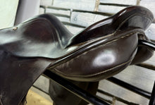 Load image into Gallery viewer, 17 1/2” Medium Albion Kontrol Forward Flap Jump Saddle - Brown