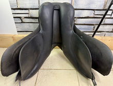 Load image into Gallery viewer, 17 1/2” Wide/Changeable Gullet Wintec GP Saddle - Black - Flocked - Lightweight