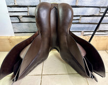 Load image into Gallery viewer, 17” 32/Wide Stubben Juventus Jump Saddle - Brown