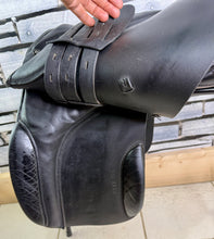 Load image into Gallery viewer, 17” XW Morris &amp; Nolan WH Working Hunter Saddle - Black - Extra Wide