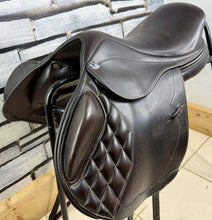 Load image into Gallery viewer, 16 1/2” MW Harry Dabbs Future Monoflap Jump Saddle - Shoulder Free - Brown