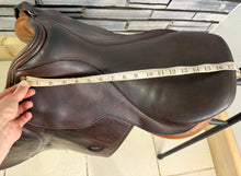 Load image into Gallery viewer, 17 1/2” MW English Jump Saddle - Brown/Tan