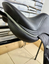 Load image into Gallery viewer, 16 1/2” MW Antares Connexion Monoflap Pony Jump Saddle - Black - Medium Wide