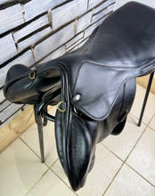 Load image into Gallery viewer, 17 1/2” MW Silhouette MonoFlap Jump Saddle - Black