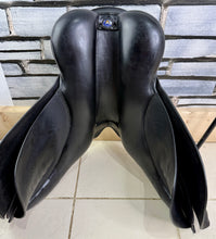 Load image into Gallery viewer, 17” XW/Changeable Gullet Bates Caprilli GP Saddle - Black