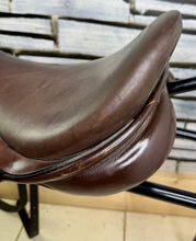 Load image into Gallery viewer, 17 1/2” Wide Barnsby USDF Dressage Saddle - Brown