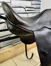 Load image into Gallery viewer, 18” XW Sue Carson Flair Dressage Saddle on 17” Panels-Brown- Big Blocks