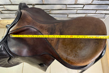 Load image into Gallery viewer, 17 1/2” Medium Black Country Wexford Jump Saddle - Brown