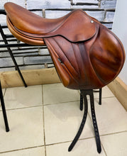 Load image into Gallery viewer, 17” Medium Butet Monoflap Cross Country Jump Saddle - Brown/Tan