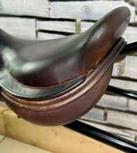 Load image into Gallery viewer, 17 1/2” MW Frank Baines Elan Close Contact Jump Saddle - Brown
