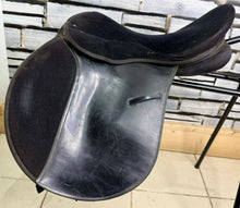 Load image into Gallery viewer, 17” XXW Thorowgood Maxam GP Saddle - Black - Extra Extra Wide -