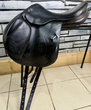 Load image into Gallery viewer, 17” Medium - MW Equipe Synergy Monoflap Jump Saddle - Black