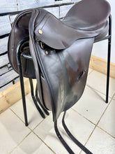 Load image into Gallery viewer, 17” Narrow Albion K2 Dressage Saddle - Brown