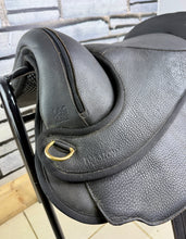 Load image into Gallery viewer, 17” Torsion Treeless Close Contact GP XtraLite Saddle - Black - Endurance