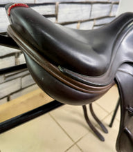 Load image into Gallery viewer, 17” +1 (MW) Equipe Synergy Monoflap Jump Saddle - Brown -2018