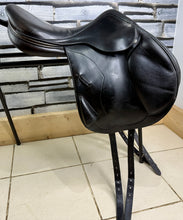 Load image into Gallery viewer, 17” Medium - MW Equipe Synergy Monoflap Jump Saddle - Black