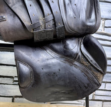 Load image into Gallery viewer, 17 1/2” Medium Albion Kontrol Forward Flap Jump Saddle - Brown