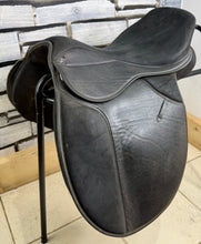 Load image into Gallery viewer, 17 1/2” XXW Thorowgood Griffin Cob GP Saddle - Black - Extra Wide - Flat Tree - 4 Straps