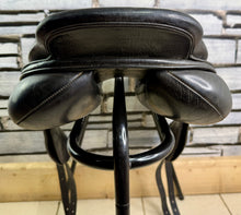Load image into Gallery viewer, 18” MW Albion Kontact Monoflap Jump Saddle - Black - Moveable Blocks