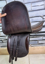 Load image into Gallery viewer, 16” MW-Wide Fylde Hayden Show/Working Hunter Saddle -Brown- Suede Top