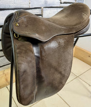 Load image into Gallery viewer, 18” Wide-XW Fylde Show/Working Hunter Saddle -Brown- Suede Top
