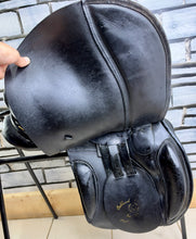 Load image into Gallery viewer, 17” MW Oakland House Saddlery GP/Jump Saddle - Black - Cob Medium Wide