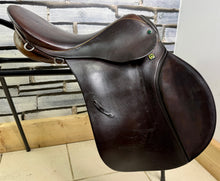 Load image into Gallery viewer, 17” 30 (MW) Stubben Siegfried GP Hunting Saddle - Brown - Suede Knees
