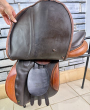 Load image into Gallery viewer, 17 1/2” MW English Jump Saddle - Brown/Tan