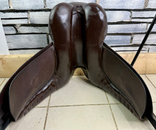 Load image into Gallery viewer, 17 1/2” Wide Barnsby USDF Dressage Saddle - Brown