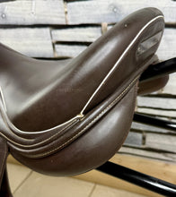 Load image into Gallery viewer, 17” Wide Changeable Gullet Whitaker Overton Jumping Saddle - Brown