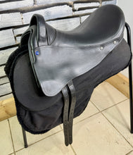 Load image into Gallery viewer, 17” Wide Free &amp; Easy Endurance/Floating Panel Saddle - Black