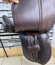 Load image into Gallery viewer, 17 1/2” XW English VSD/GP/WH Saddle - Brown